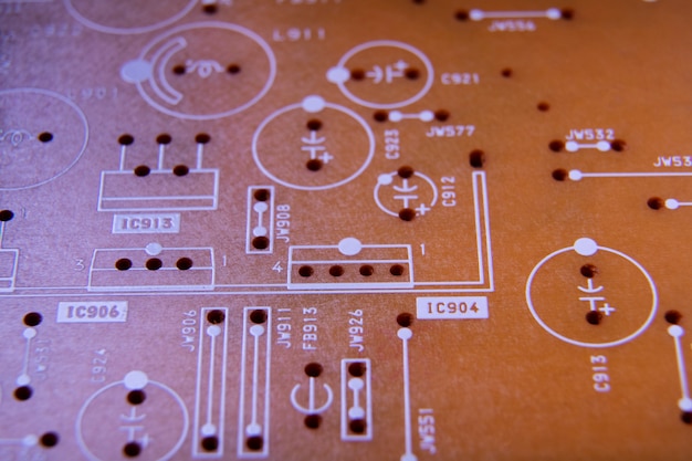 Gros plan sur la carte de circuit imprimé avec différentes connexions