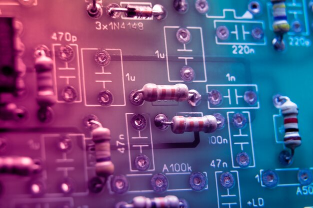 Gros plan sur la carte de circuit imprimé avec différents composants