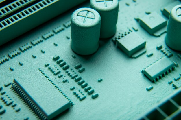 Gros plan sur la carte de circuit imprimé avec différents composants
