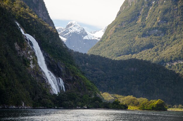 Gros plan d'une cascade à Milford Sound, Nouvelle-Zélande