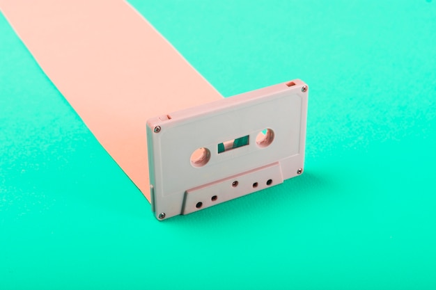 Gros plan d&#39;une cassette audio rétro sur fond bleu