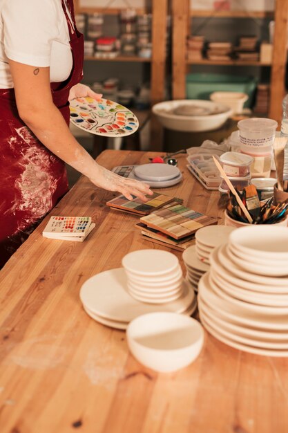 Gros plan, de, céramique, palettes, à, pile, de, plaques, sur, table bois