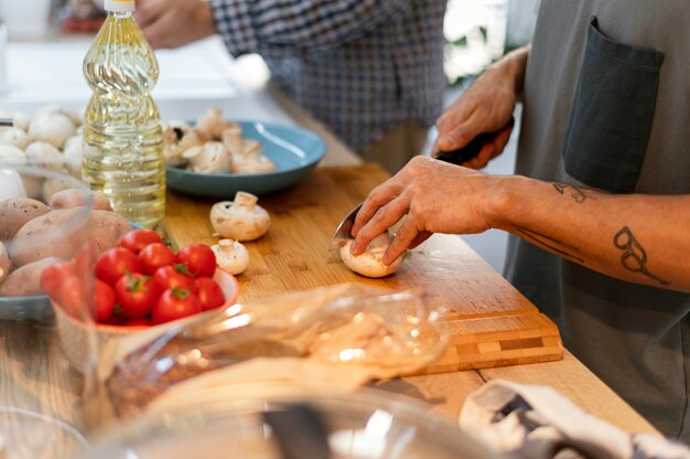 Gros plan de champignons coupés à la main