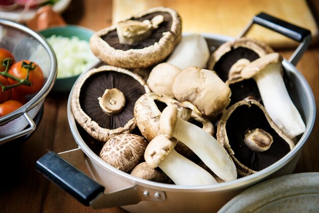 Gros plan de champignons frais eryngii et portobello