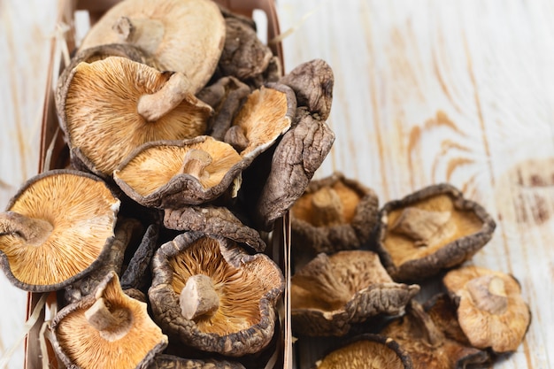 Gros plan de champignons shiitake séchés sur fond de bois