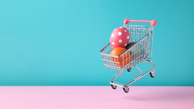 Photo gratuite gros plan sur un chariot de jouets avec des oeufs de pâques