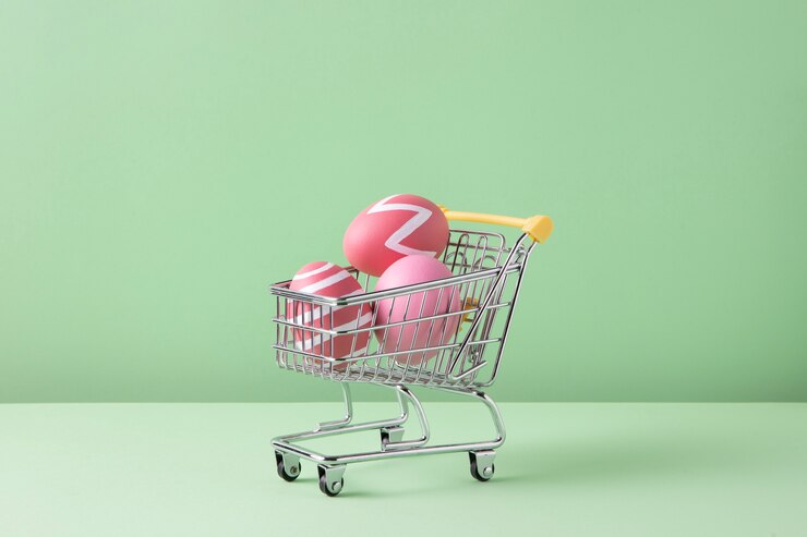 Photo gratuit gros plan sur un chariot de jouets avec des oeufs de pâques