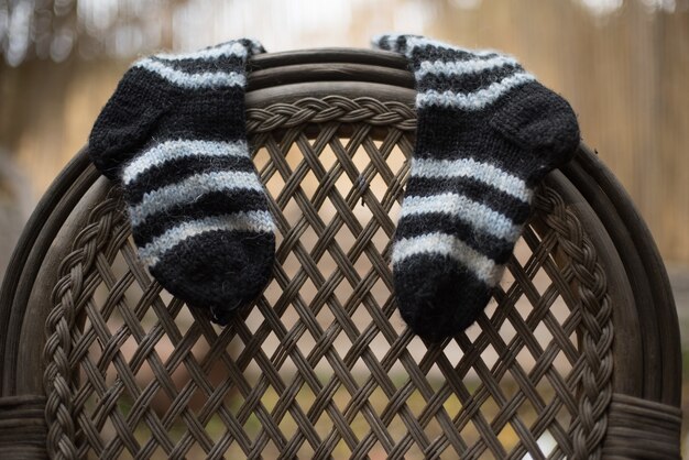 Photo gratuite gros plan de chaussettes rayées pendu au dos d'une chaise