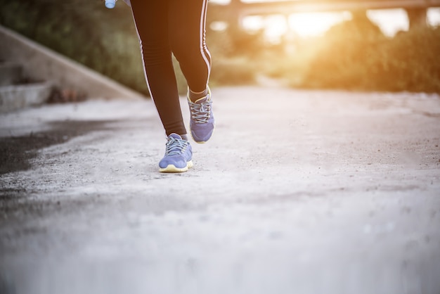 Gros plan sur les chaussures de course Fitness femmes sur les entraînements et le jogging