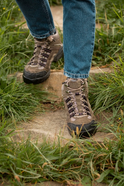 Gros plan sur des chaussures de voyage en milieu rural