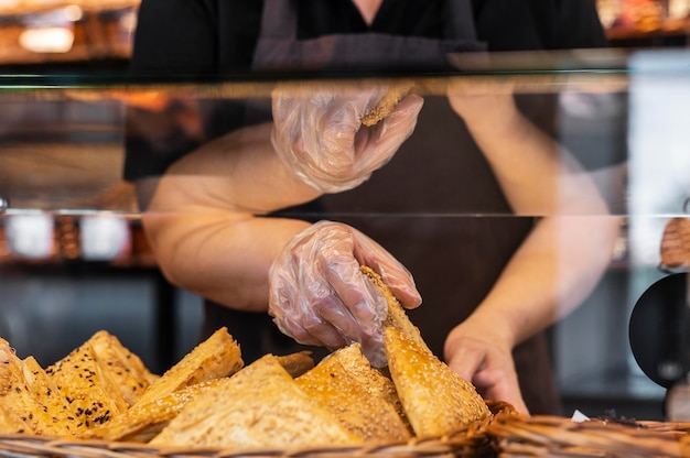 Gros plan sur le chef pâtissier préparant la nourriture