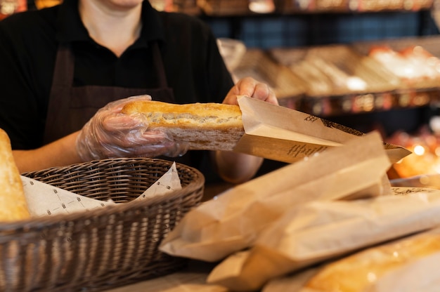 Gros plan sur le chef pâtissier préparant la nourriture