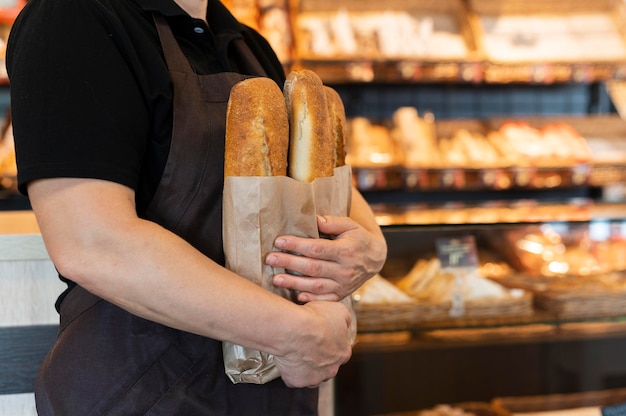 Gros plan sur le chef pâtissier préparant la nourriture