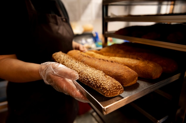 Gros plan sur le chef pâtissier préparant la nourriture