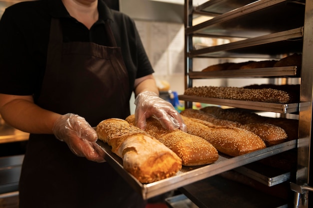 Gros plan sur le chef pâtissier préparant la nourriture