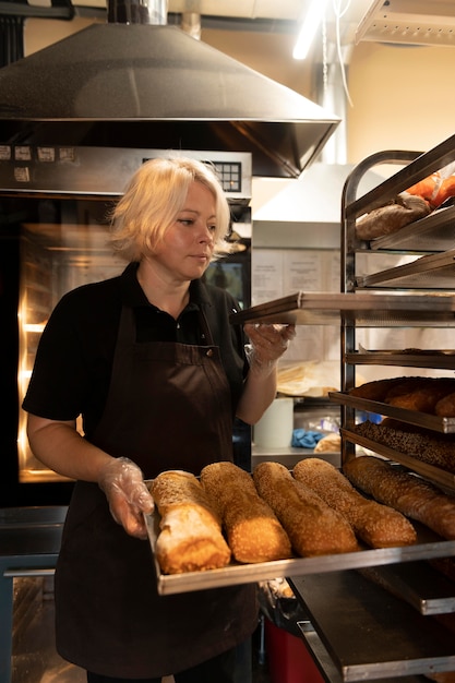 Gros plan sur le chef pâtissier préparant la nourriture