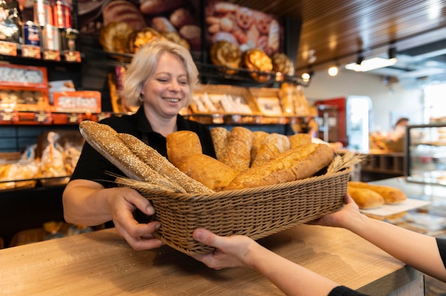 Gros plan sur le chef pâtissier préparant la nourriture