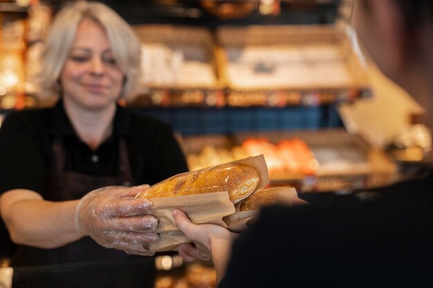 Gros plan sur le chef pâtissier préparant la nourriture