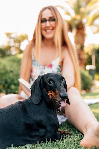 Gros plan, chien, devant, sourire, jeune femme