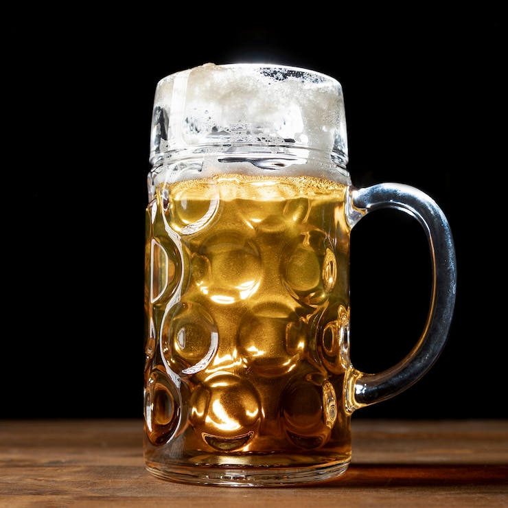 Photo gratuit gros plan, chope de bière, sur, a, table