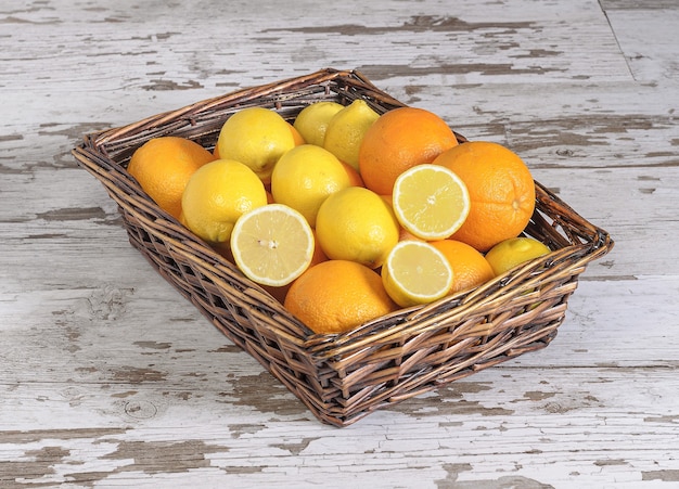 Photo gratuite gros plan de citrons et d'oranges dans le panier