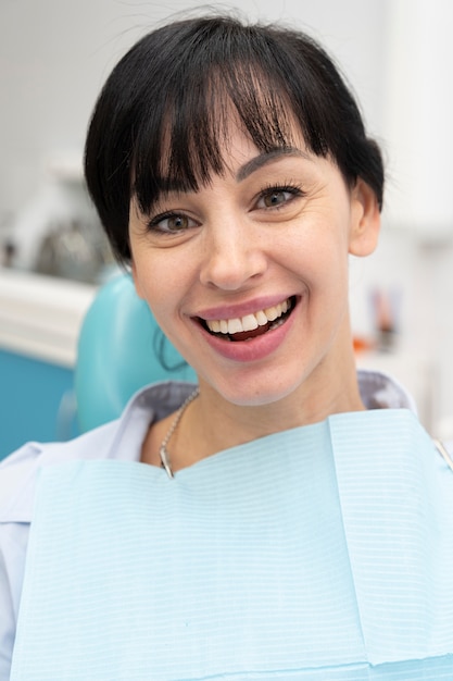 Photo gratuite gros plan sur un client heureux en clinique dentaire
