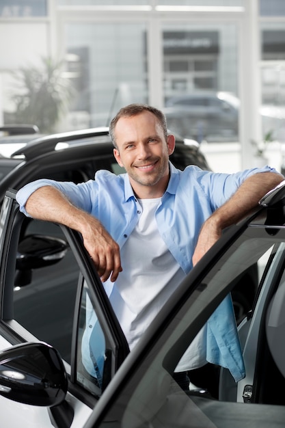 Photo gratuite gros plan sur le client avec un homme d'affaires chez un concessionnaire automobile