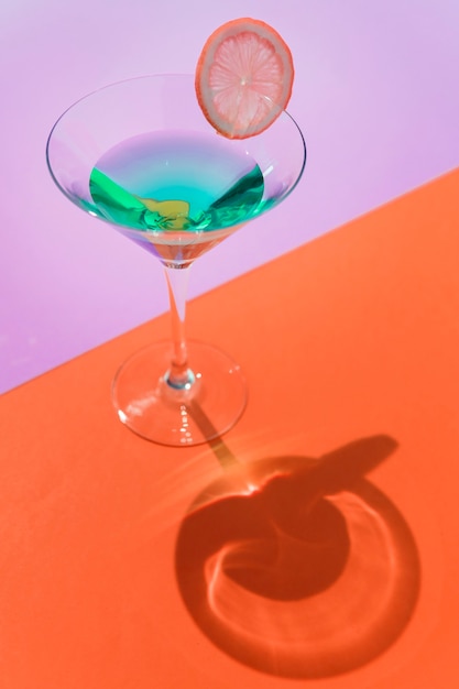 Gros plan d&#39;un cocktail d&#39;été décoré