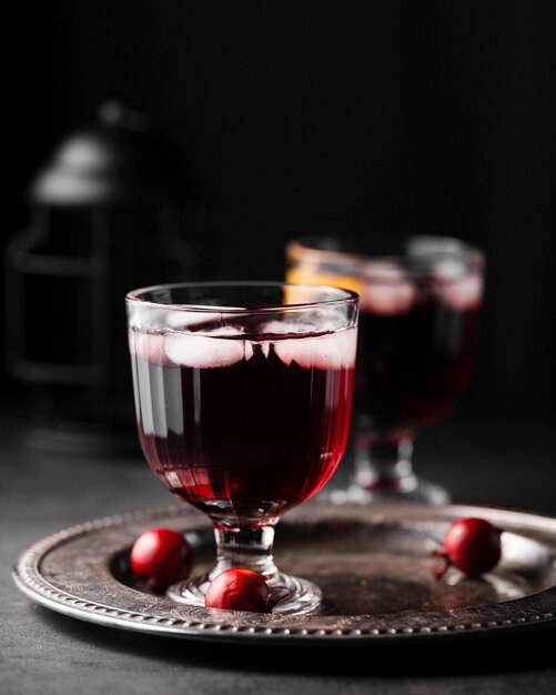 Gros plan d'un cocktail savoureux rouge