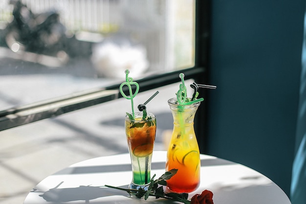 Gros plan de cocktails colorés sur une table blanche