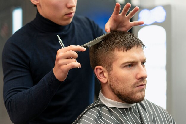 Gros plan sur un coiffeur avec des outils