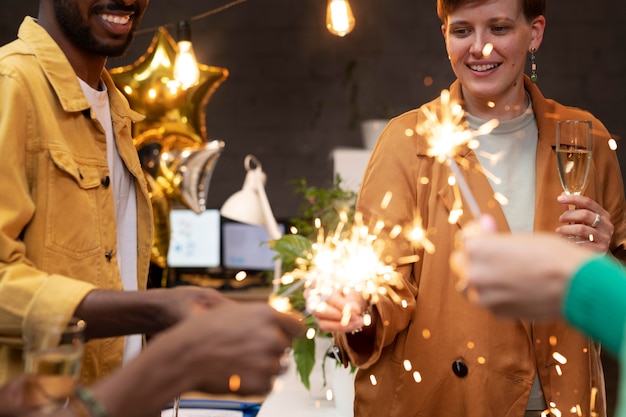 Gros plan sur des collègues avec des feux d'artifice