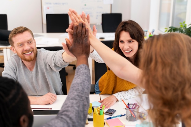 Gros plan sur des collègues high five