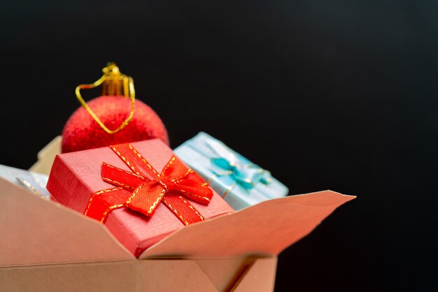 Gros plan de la composition de Noël. Boîte de papier wok. Coffrets cadeaux de Noël.