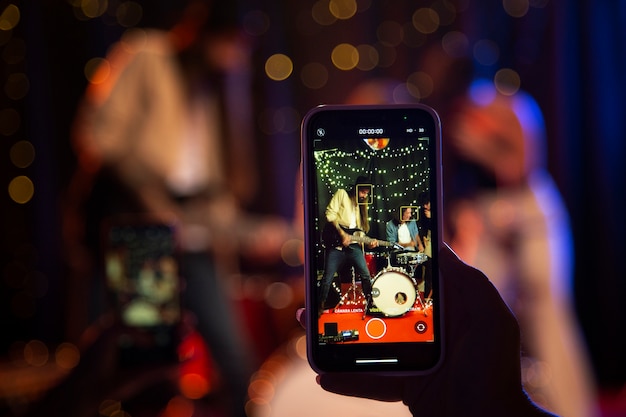 Gros plan d'un concert live d'enregistrement à la main