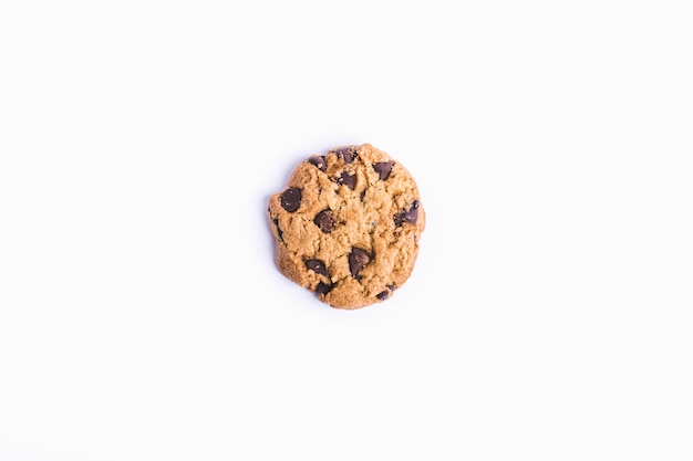 Gros plan d'un cookie aux pépites de chocolat isolé