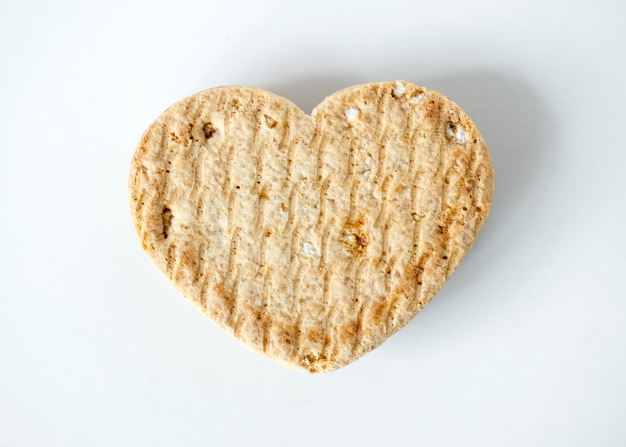 Gros plan d&#39;un cookie en forme de coeur