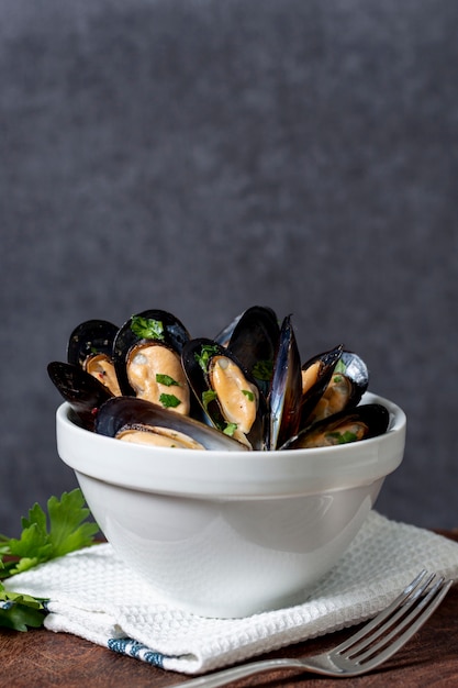 Gros plan des coquilles de moules au persil