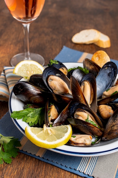 Gros plan de coquilles de moules savoureuses sur une plaque