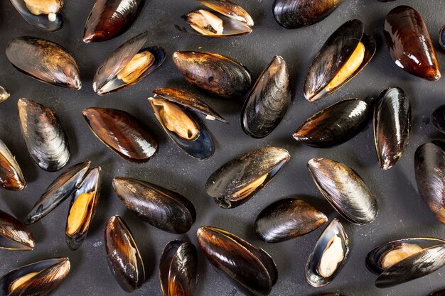 Gros plan de coquilles de moules savoureuses