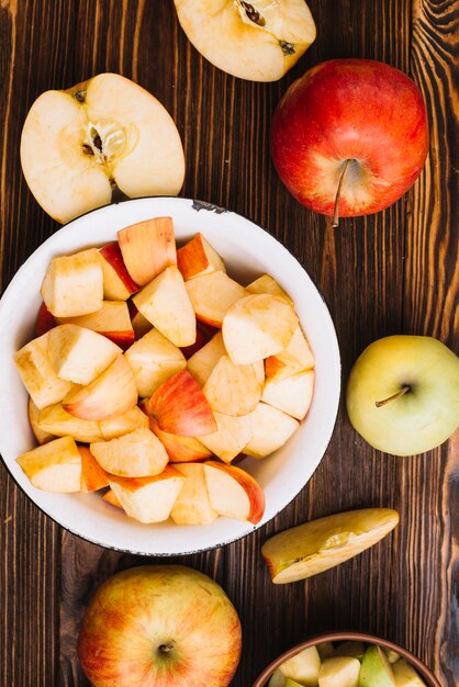 Gros plan coupé et pommes entières