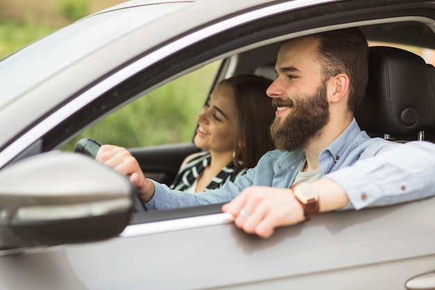 Gros plan, couple, apprécier, voyager, voiture