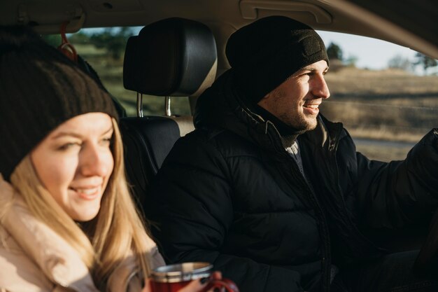 Gros plan, couple, dans voiture