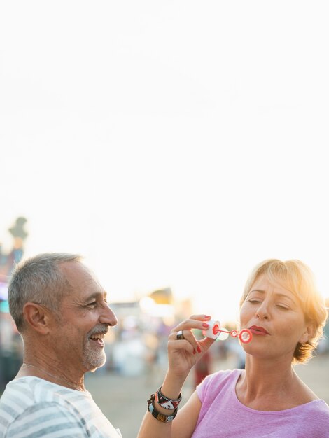 Gros plan, couple, faire, bulles savon