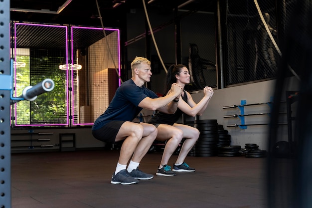 Gros plan sur un couple faisant de l'entraînement crossfit