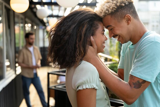 Gros plan couple heureux à l'extérieur