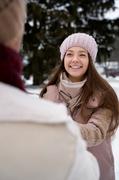 Gros plan couple heureux à l'extérieur