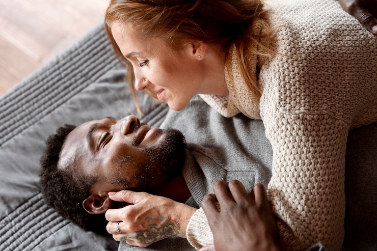 Photo gratuit gros plan couple heureux à la maison