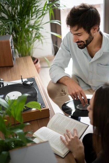 Gros plan couple heureux à la maison