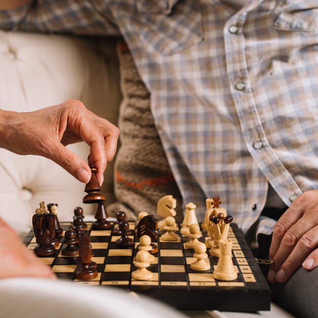 Gros plan, couple, jouer, échecs